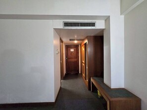 Escritorio, wifi gratis y ropa de cama 