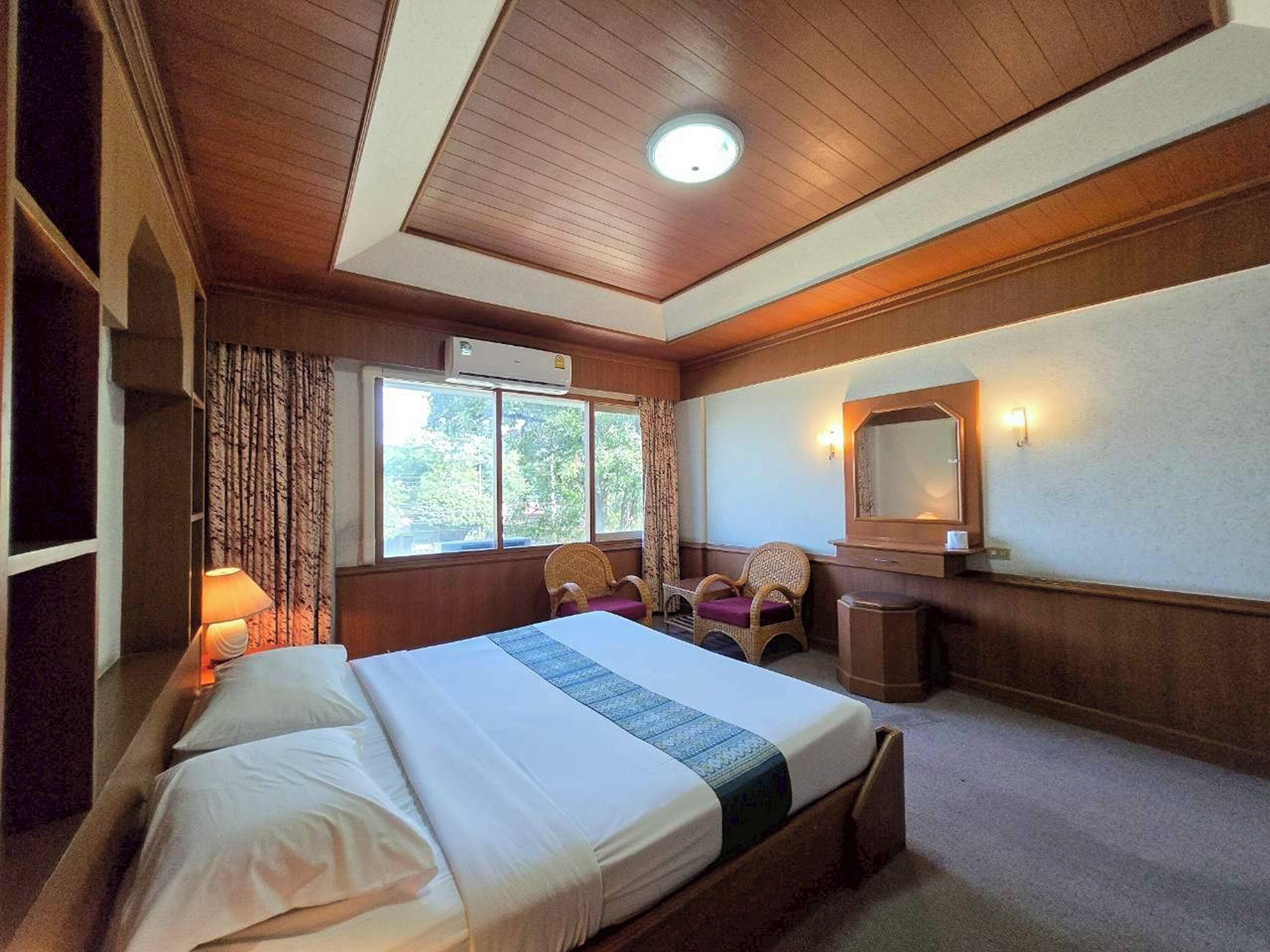 Suite | Desk, free WiFi, bed sheets