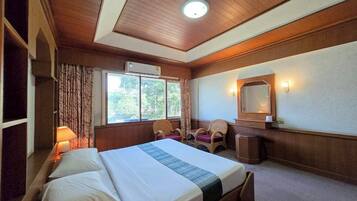 Suite | Desk, free WiFi, bed sheets