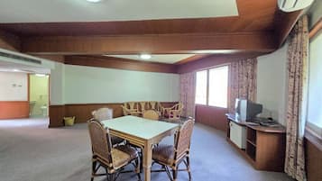 Suite | Desk, free WiFi, bed sheets