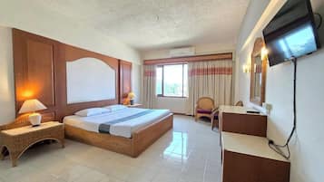 Escritorio, wifi gratis y ropa de cama