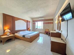 Escritorio, wifi gratis y ropa de cama 