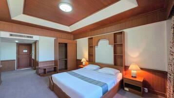 Suite | Desk, free WiFi, bed sheets