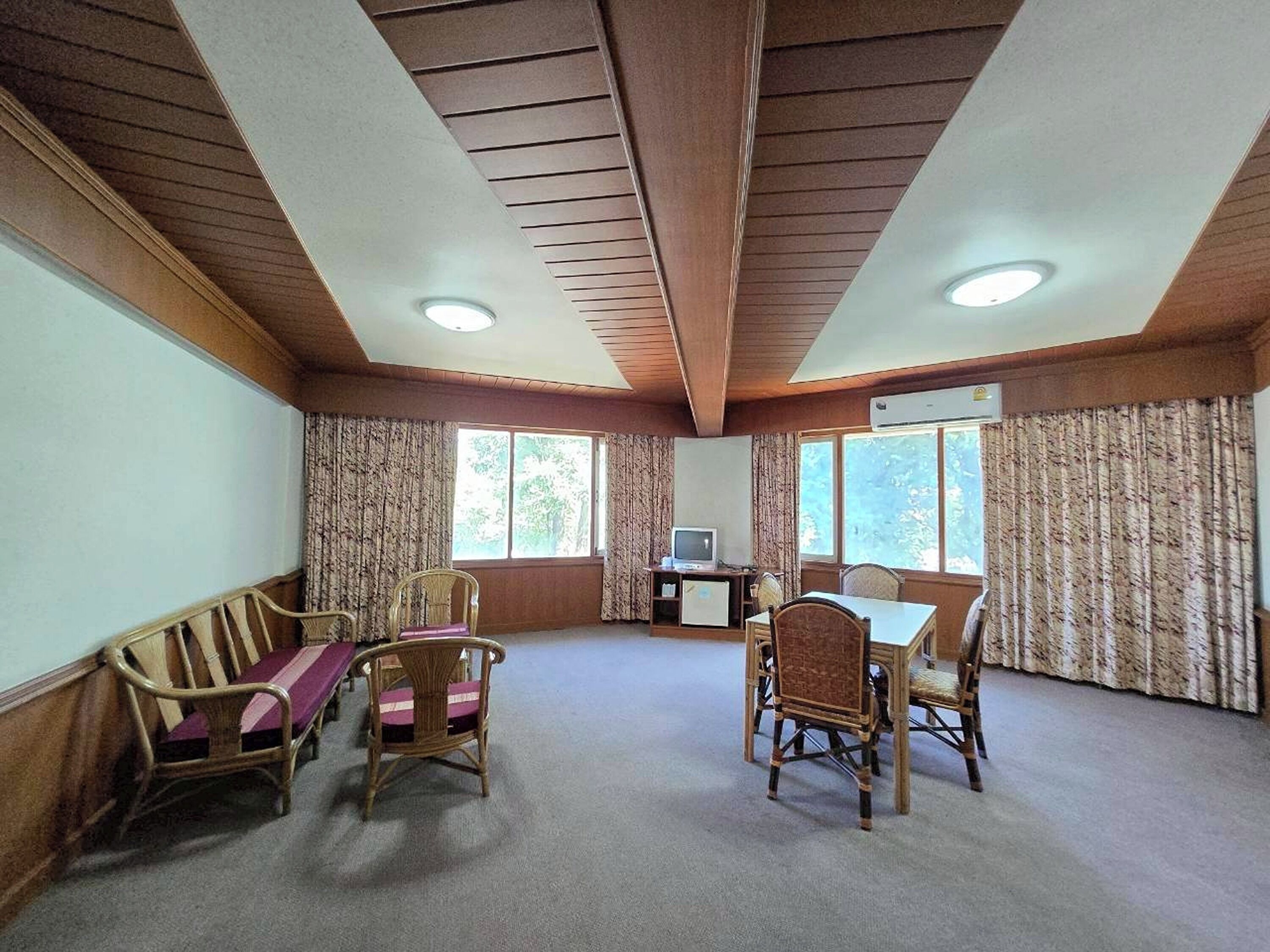 Suite | Meja kerja, Wi-Fi gratis, dan seprai linen