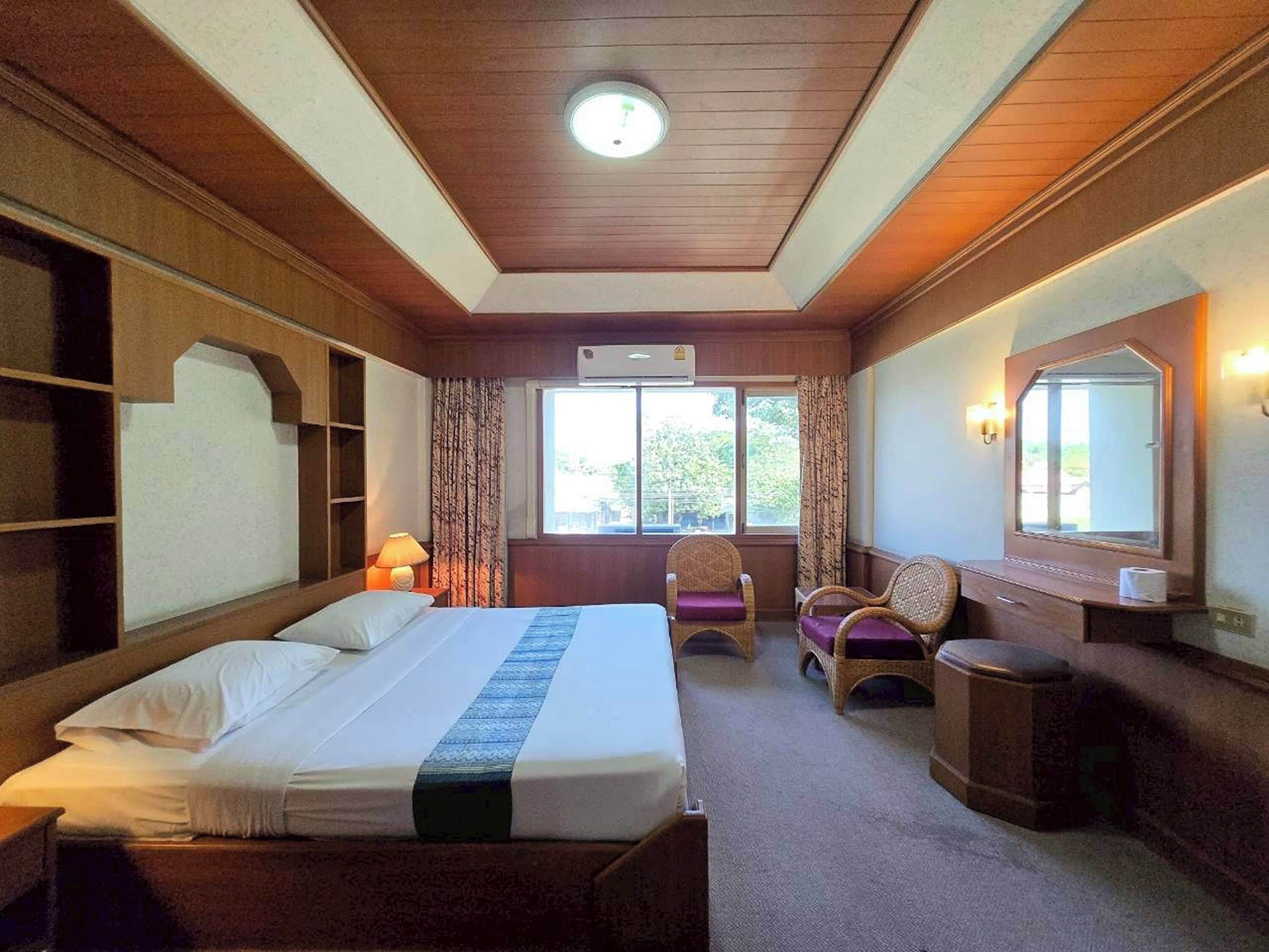 Suite | Desk, free WiFi, bed sheets