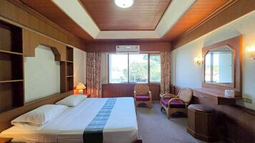 Suite | Desk, free WiFi, bed sheets