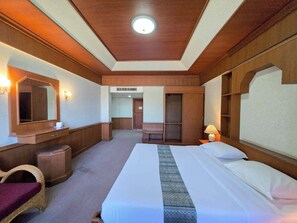 Escritorio, wifi gratis y ropa de cama 