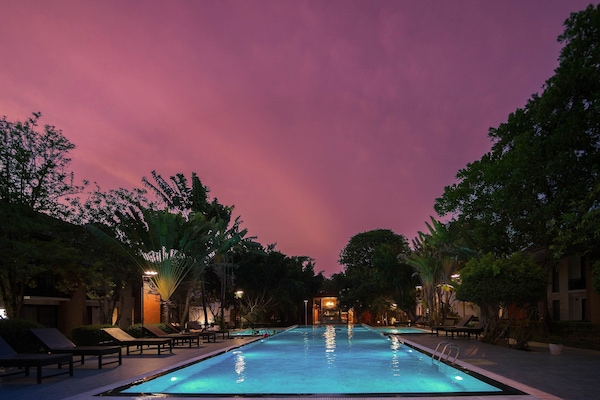 Outdoor pool, pool umbrellas, sun loungers