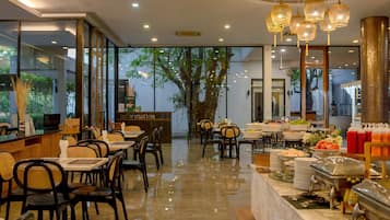 Daily cooked-to-order breakfast (THB 200 per person)