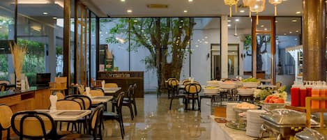 Daily cooked-to-order breakfast (THB 200 per person)