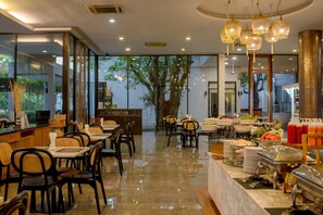 Daily cooked-to-order breakfast (THB 200 per person)