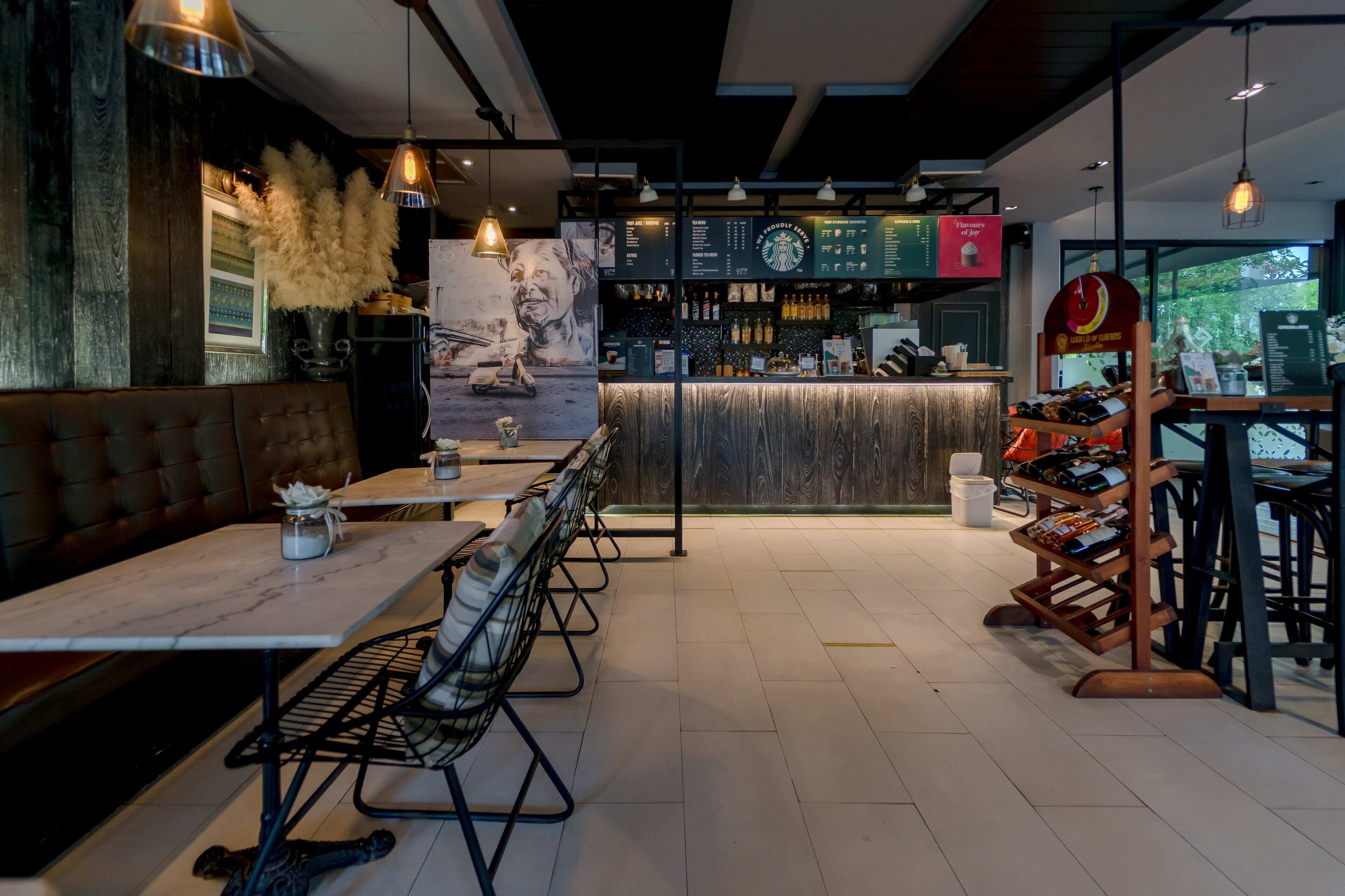 Un interior de restaurante con una zona de bar, disposición de mesas y un menú.