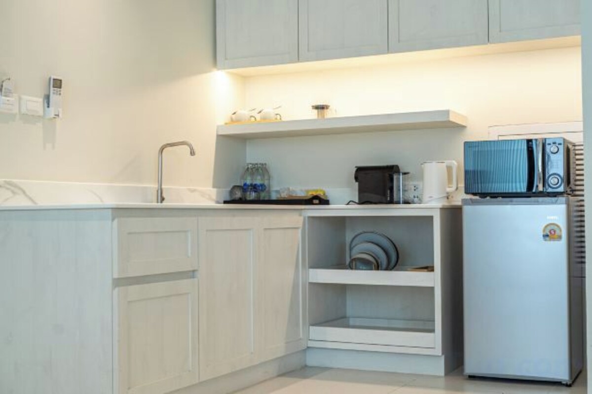 Private kitchen | Coffee/tea maker, fridge, electric kettle