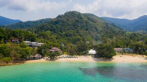 On the beach, kayaking - Koh Chang Cliff Beach Resort (Ko Chang)