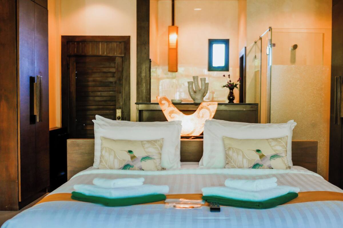In-room safe, bed sheets
