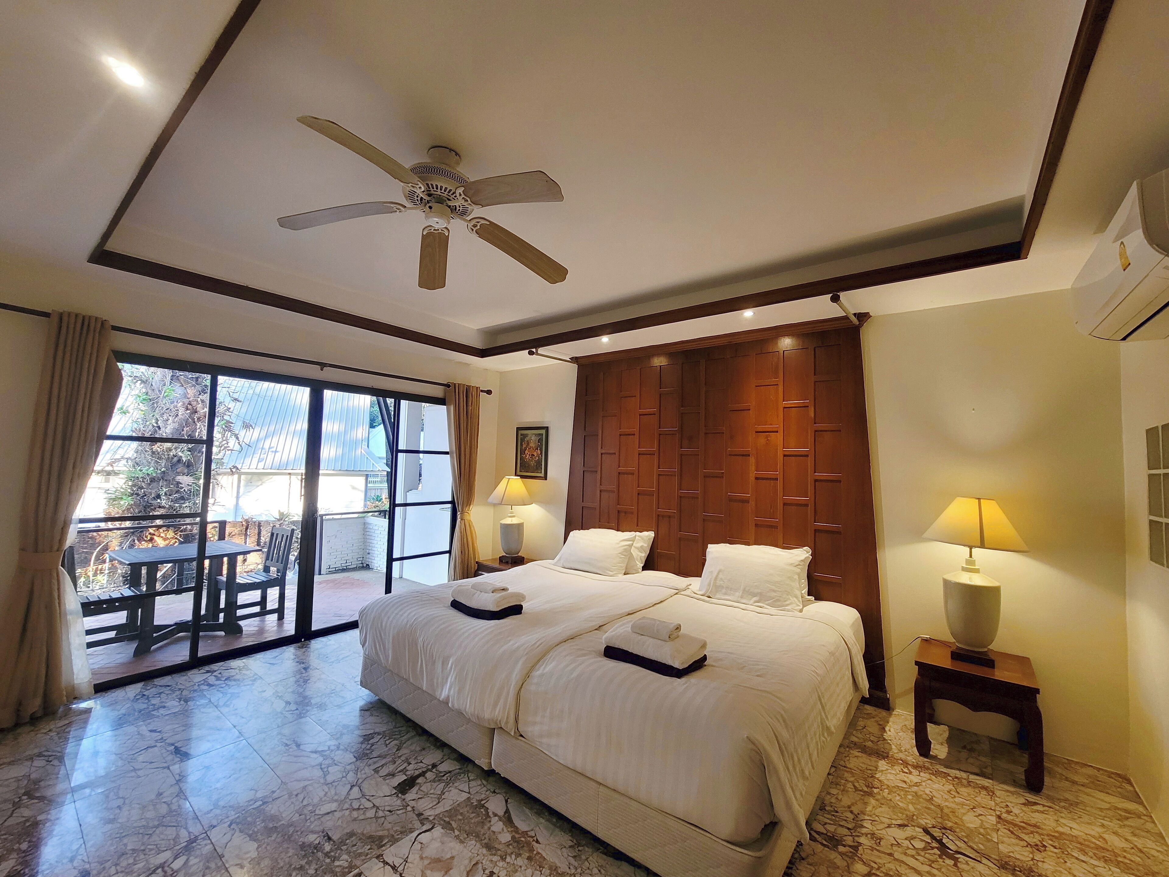 Superior Garden View | In-room safe, bed sheets