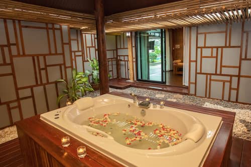 Honeymoon Suite | Bathroom | Free toiletries, hair dryer, bathrobes, slippers