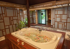 Honeymoon Suite | Bathroom