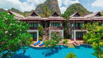Deluxe Pool Side Room | View from room