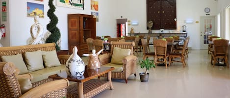 Coin salon dans le hall