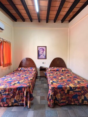 Habitación estándar, 2 camas dobles | Ropa de cama