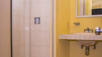 Habitación estándar, 2 camas matrimoniales | Baño | Regadera, toallas, jabón, shampoo