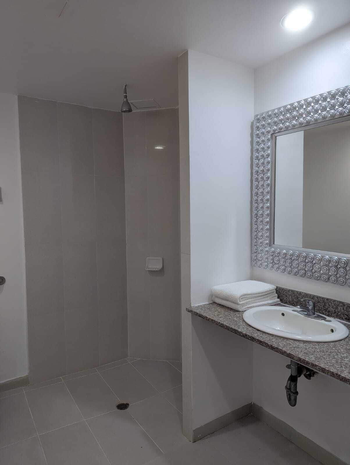 Shower, pancuran hujan, perlengkapan mandi gratis, dan handuk