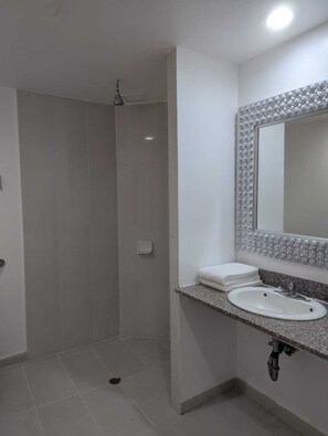 Shower, rainfall showerhead, free toiletries, towels