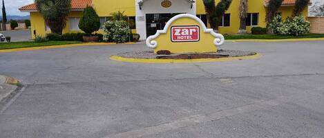 Vista frontal de la propiedad