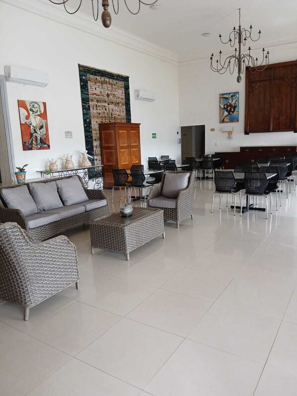 Een 21-inch flatscreentelevisie met satellietzenders en televisie