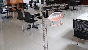 Un restaurante con candelabro, piso de baldosas y un letrero que indica que es un restaurante.