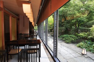 朝食、ランチ、 ディナーに営業 (ガーデン ビュー)