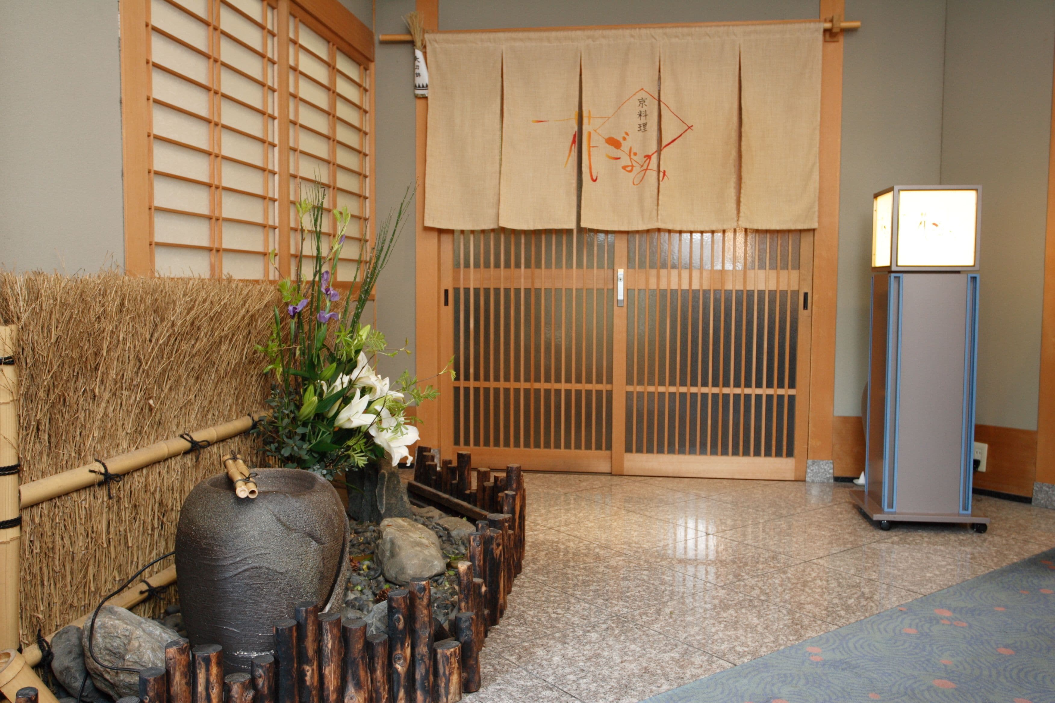 Melayani sarapan, makan siang, makan malam; dengan pemandangan taman