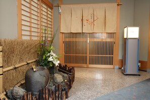Petit déjeuner, déjeuner et dîner servis sur place, vue sur le jardin