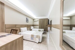 Habitación Deluxe con 2 camas individuales | Ropa de cama hipoalergénica, minibar, escritorio y camas supletorias