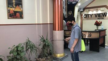 Zona de recepción de hotel con un letrero que dice 'City View', un cartel de Egipto y plantas en macetas.
