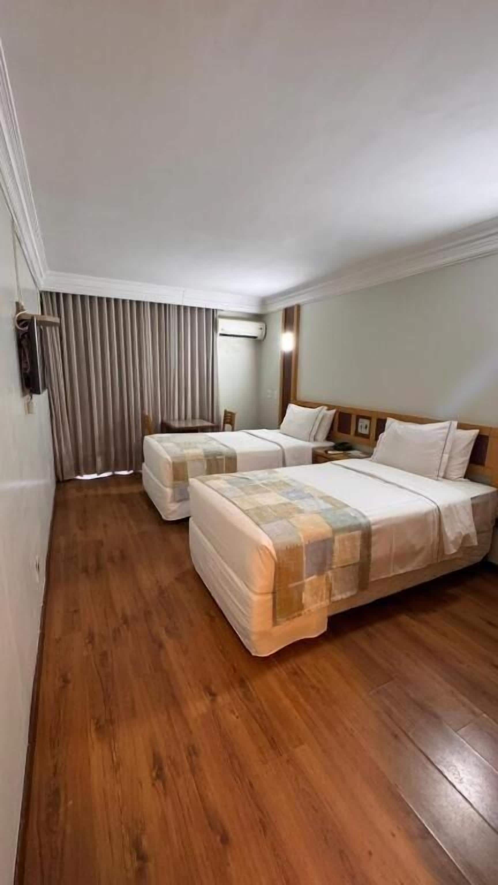 Minibar, escritorio, wifi gratis y ropa de cama 