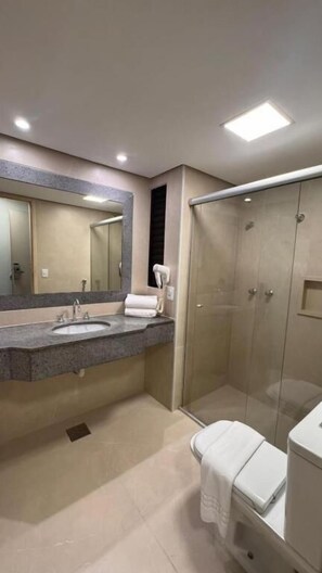Ducha, artículos de higiene personal gratuitos y secador de pelo