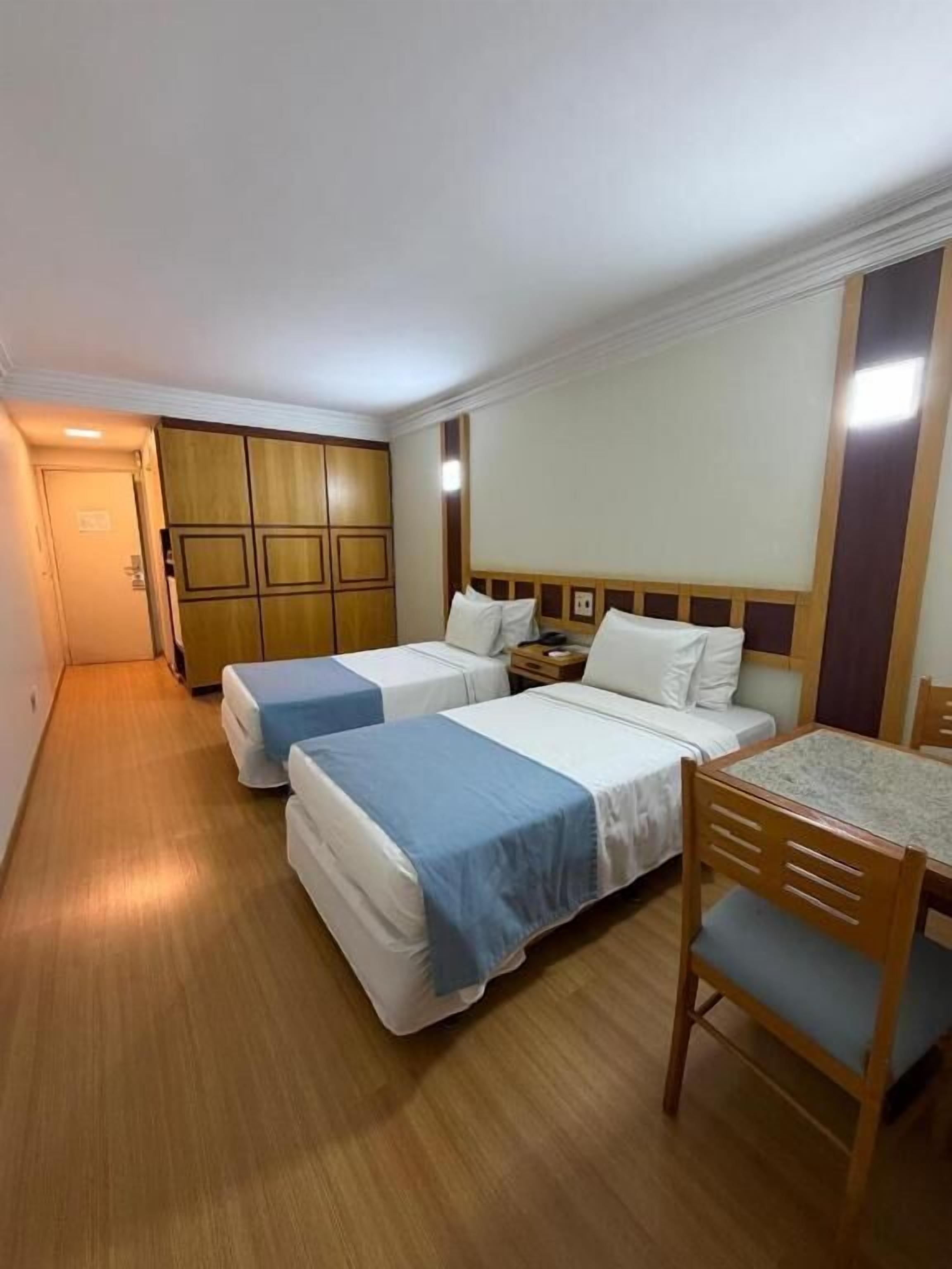 Minibar, escritorio, wifi gratis y ropa de cama 