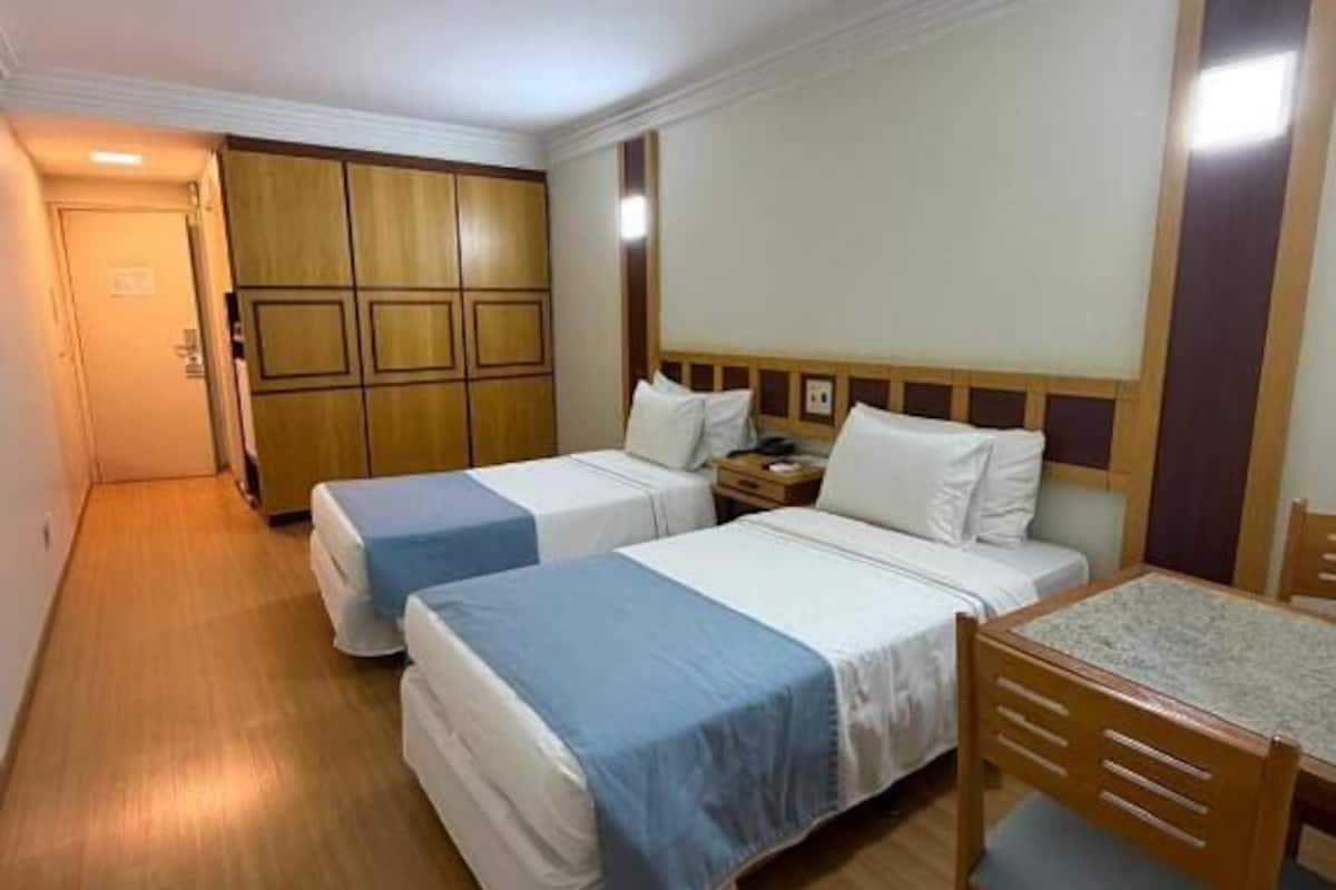 Minibar, escritorio, wifi gratis y ropa de cama