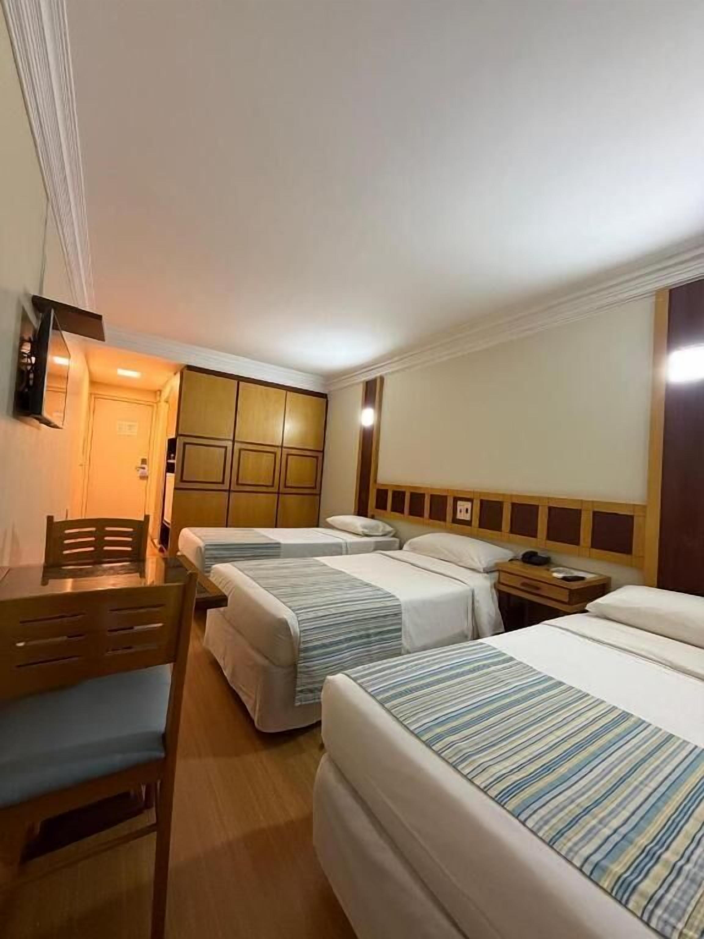 Habitación triple Deluxe | Minibar, escritorio, wifi gratis y ropa de cama 