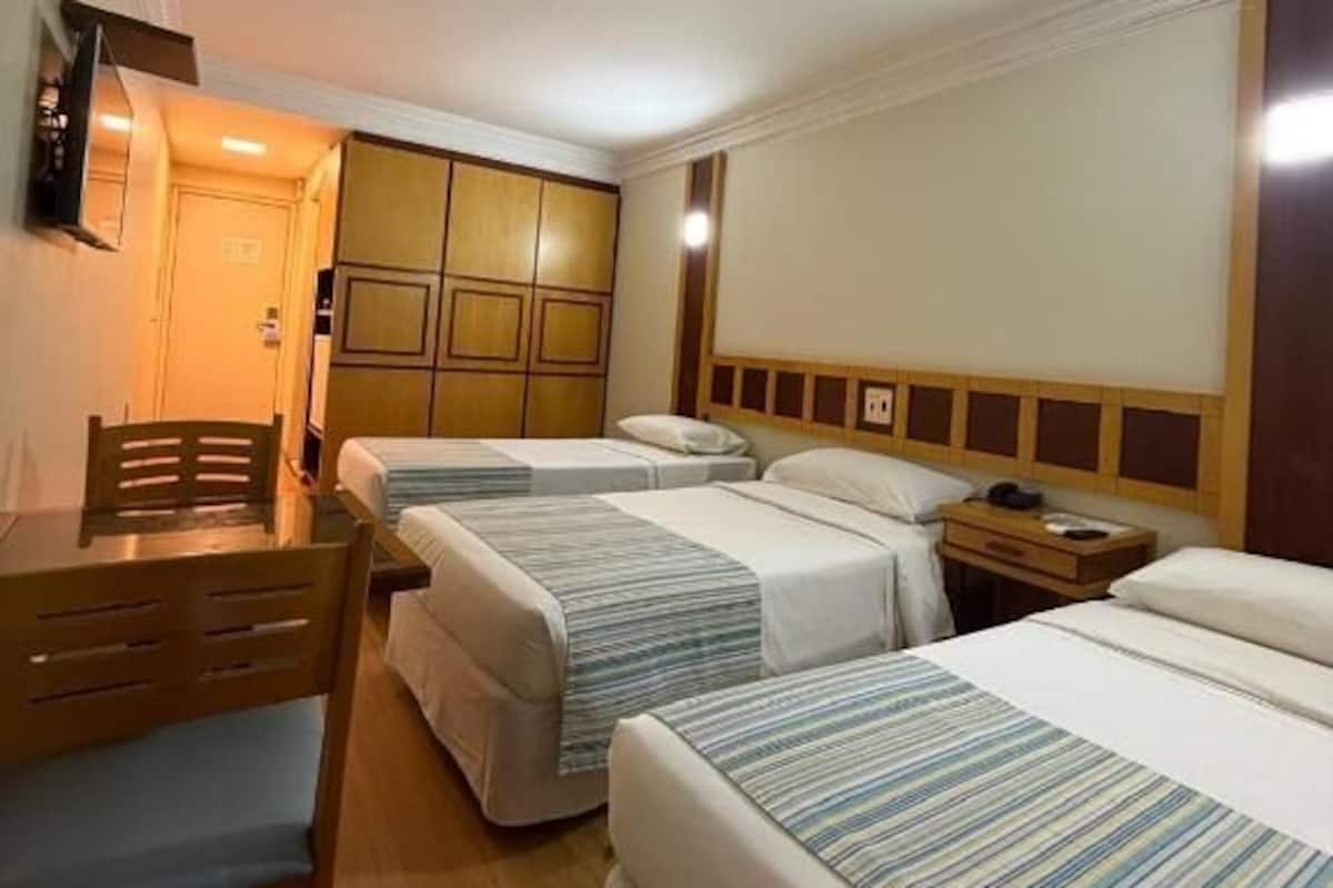 Habitación triple Deluxe | Minibar, escritorio, wifi gratis y ropa de cama