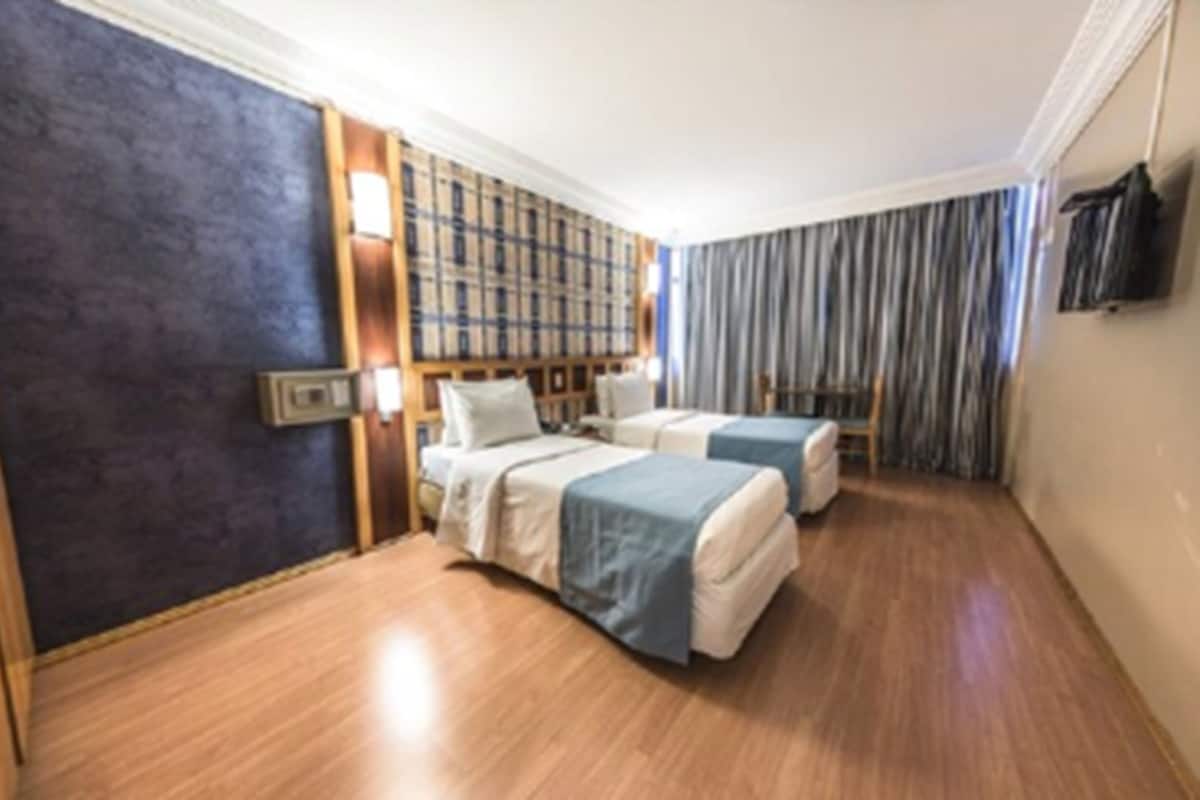 Minibar, bureau, Wi-Fi gratuit, draps fournis