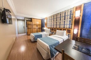 Minibar, Schreibtisch, kostenloses WLAN, Bettwäsche