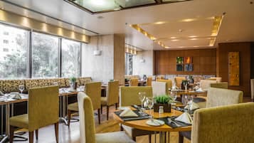 Se sirven desayunos, almuerzos y cenas; cocina internacional