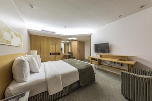 Allergikerbettwaren, Minibar, Zimmersafe, Schreibtisch