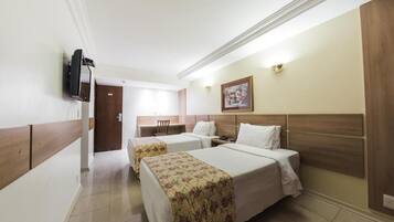 Quarto triplo | Roupas de cama antialérgicas, frigobar, escrivaninha, roupa de cama