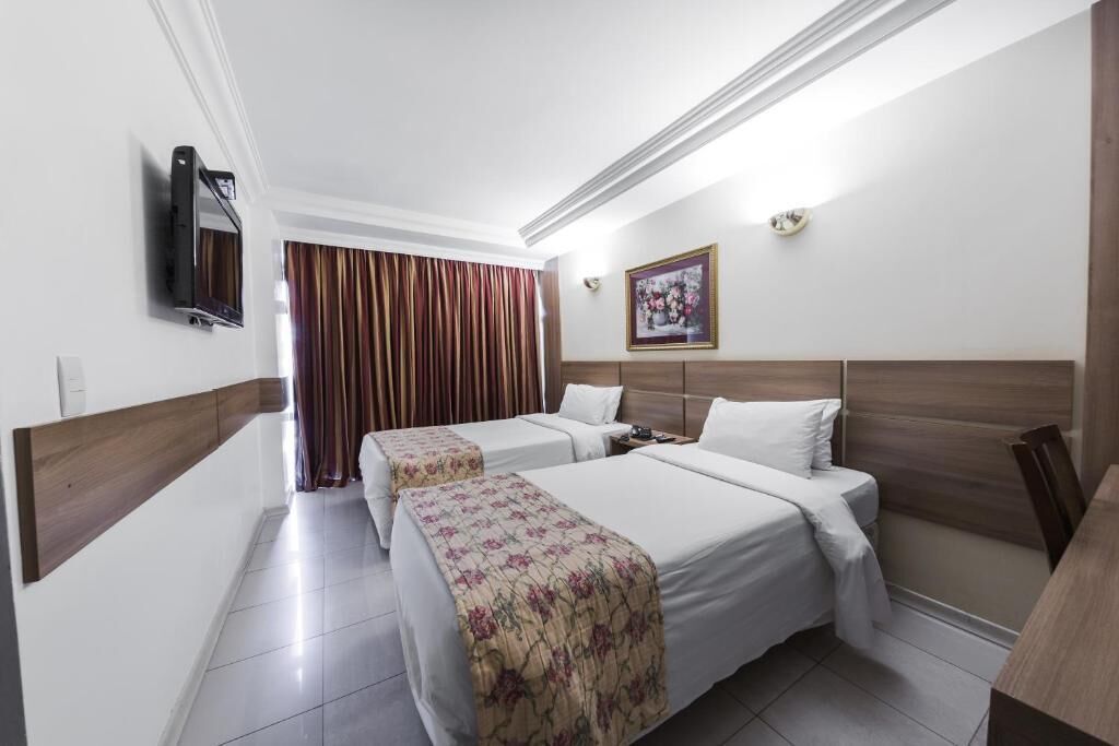 Roba de llit hipoal·lergògena, minibar, escriptori i roba de llit 