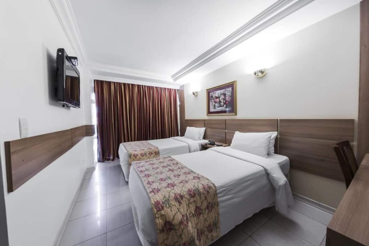 Ropa de cama hipoalergénica, minibar, escritorio y ropa de cama