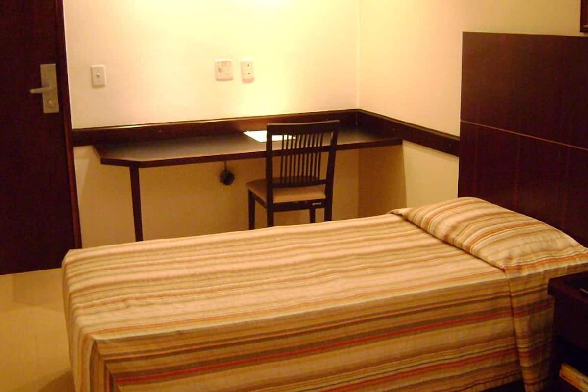 Kamar Single Deluks | Seprai antialergi, minibar, meja kerja, dan seprai linen